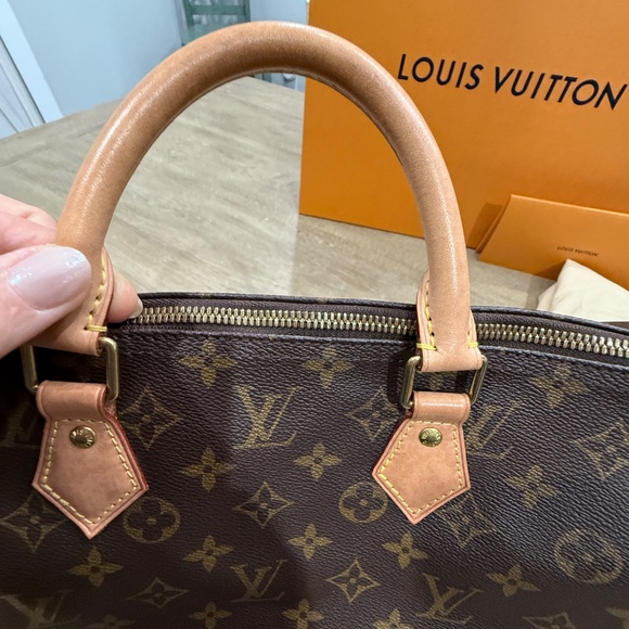 Authentic Louis Vuitton Monogram Speedy Bandouliere 40 - Picture 15 of 16
